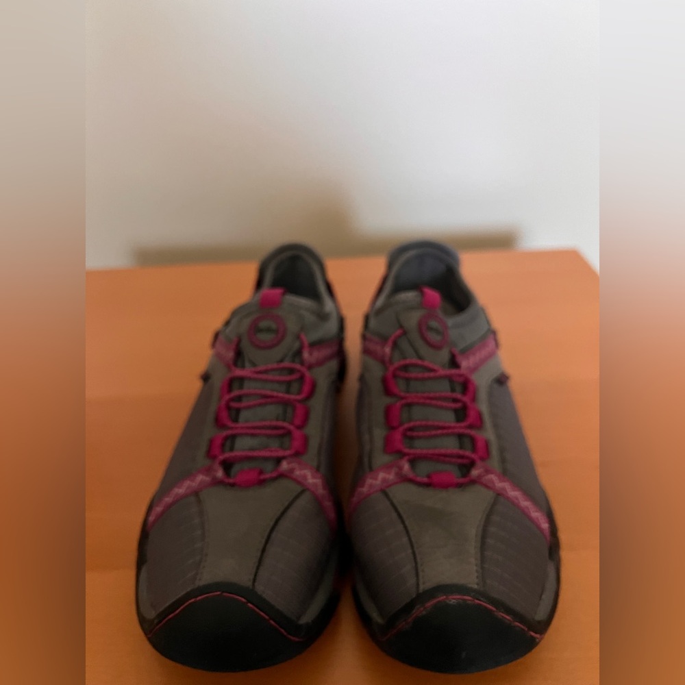 Jambu Gray with Raspberry Athletic Shoe - Picture 2 of 11